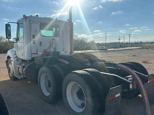 Image of Freightliner Columbia 120 equipment image 3