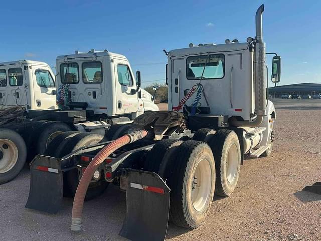 Image of Freightliner Columbia 120 equipment image 2