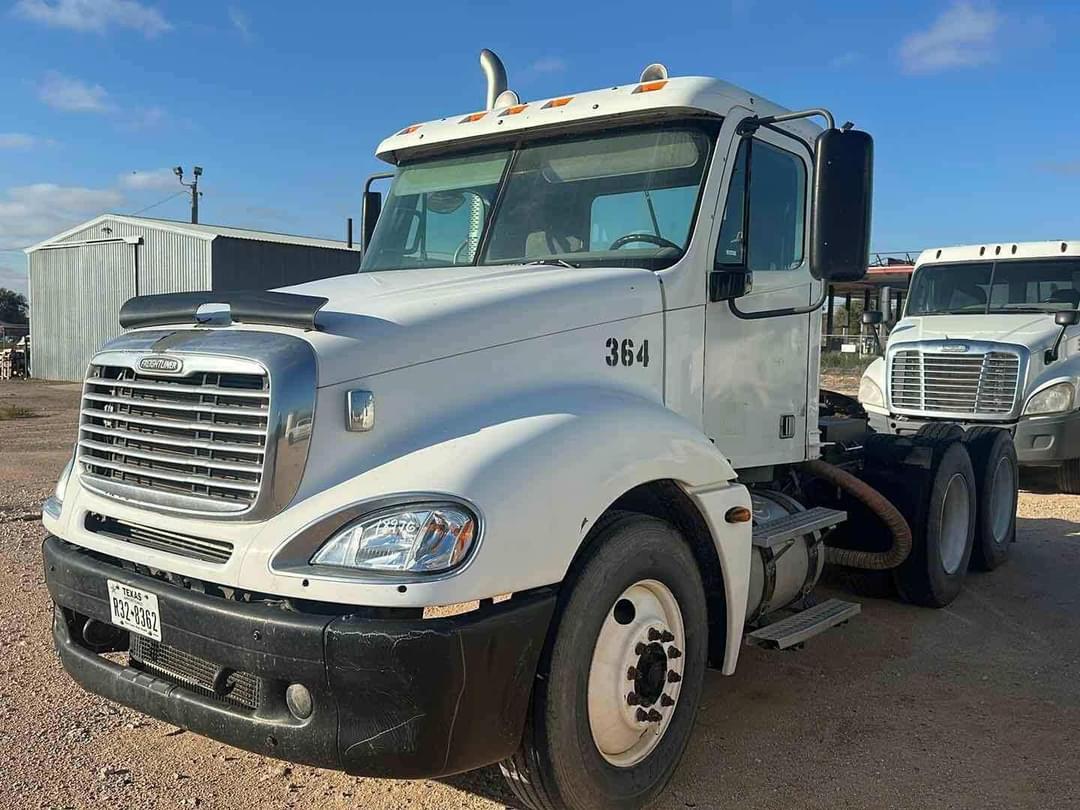 Image of Freightliner Columbia 120 Primary image