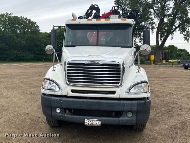 Image of Freightliner Columbia 120 equipment image 1