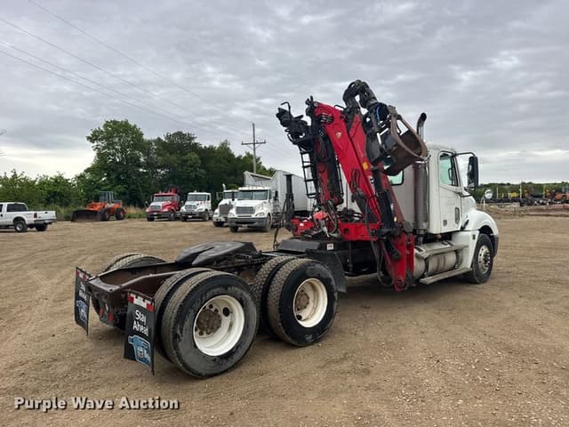 Image of Freightliner Columbia 120 equipment image 4