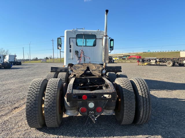 Image of Freightliner Columbia 120 equipment image 4