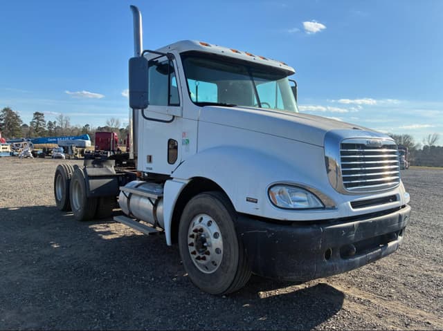 Image of Freightliner Columbia 120 equipment image 2
