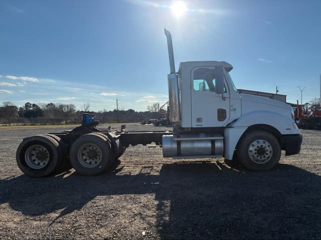 Image of Freightliner Columbia 120 equipment image 3