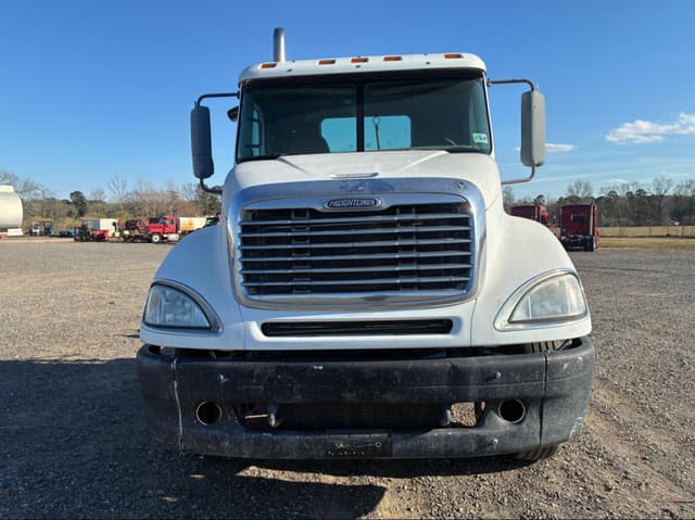 Image of Freightliner Columbia 120 equipment image 1
