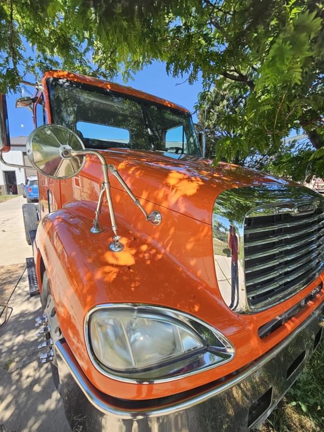 Image of Freightliner Columbia 120 equipment image 2