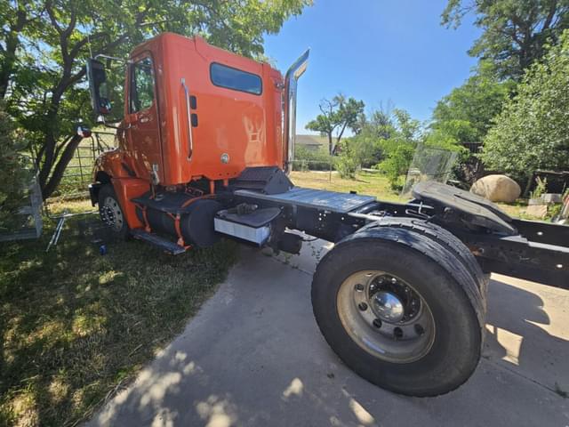 Image of Freightliner Columbia 120 equipment image 1