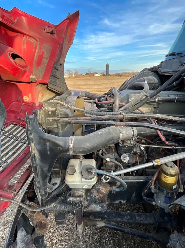 Image of Freightliner Columbia 120 equipment image 4