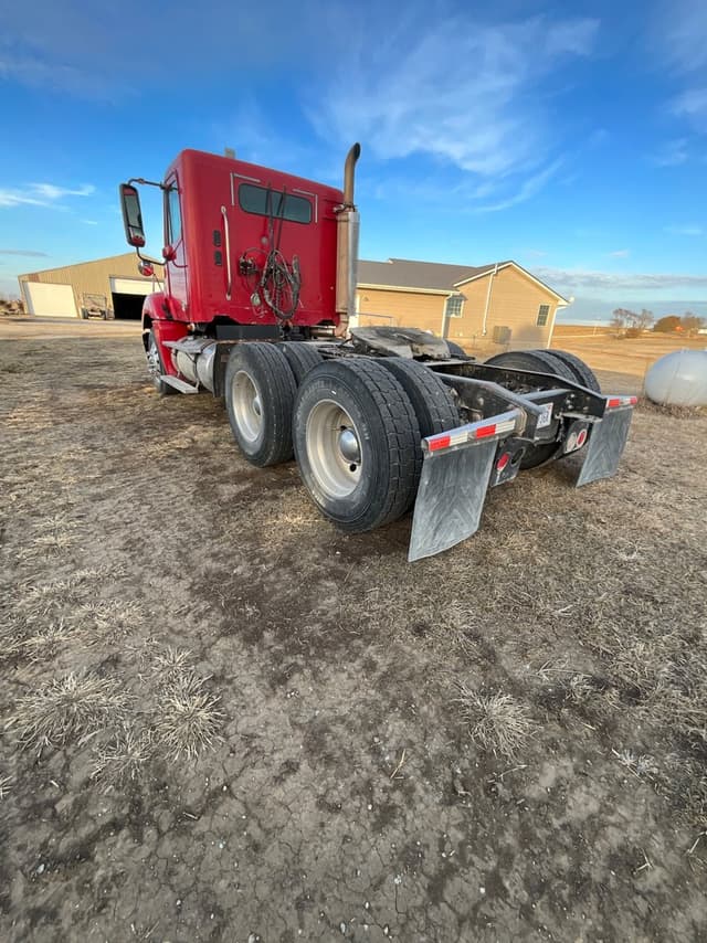 Image of Freightliner Columbia 120 equipment image 3