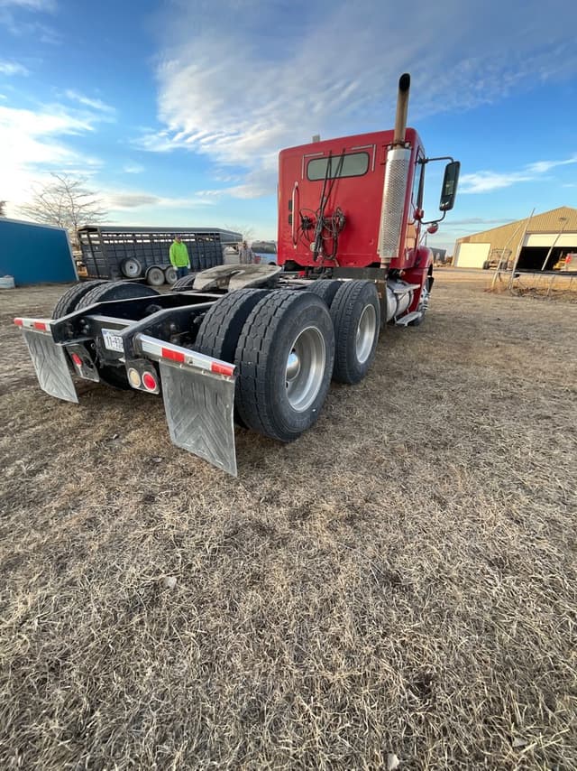 Image of Freightliner Columbia 120 equipment image 2