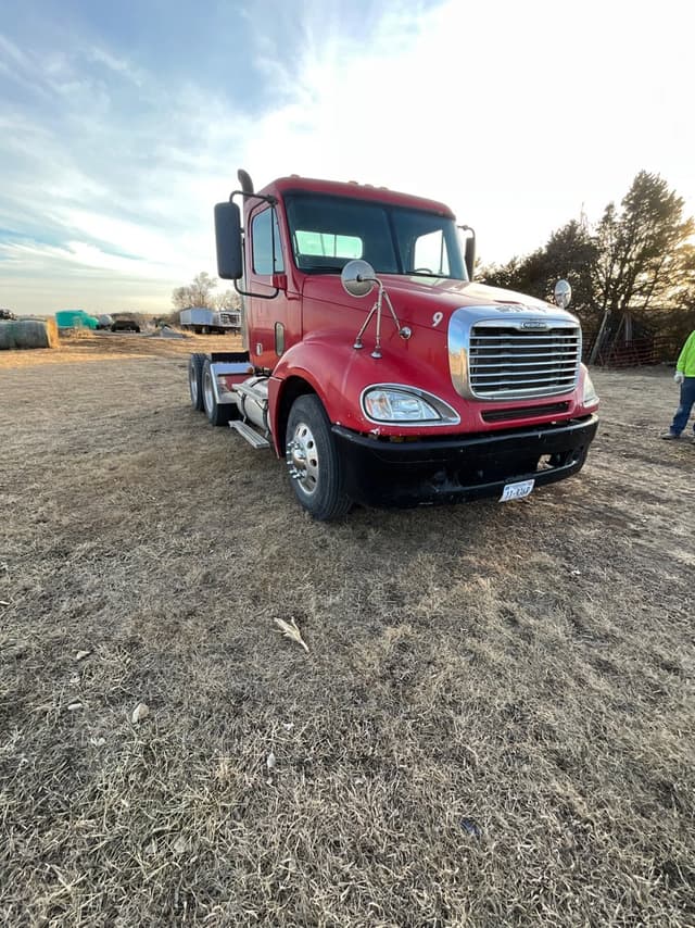 Image of Freightliner Columbia 120 equipment image 1