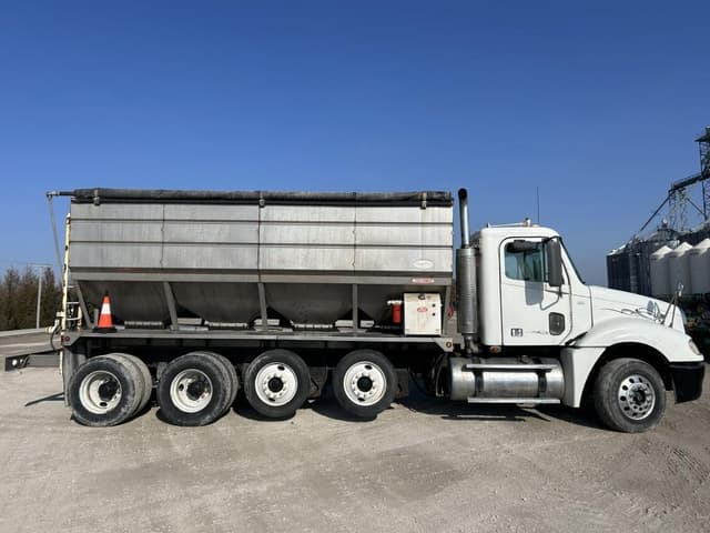 Image of Freightliner Columbia 120 equipment image 3