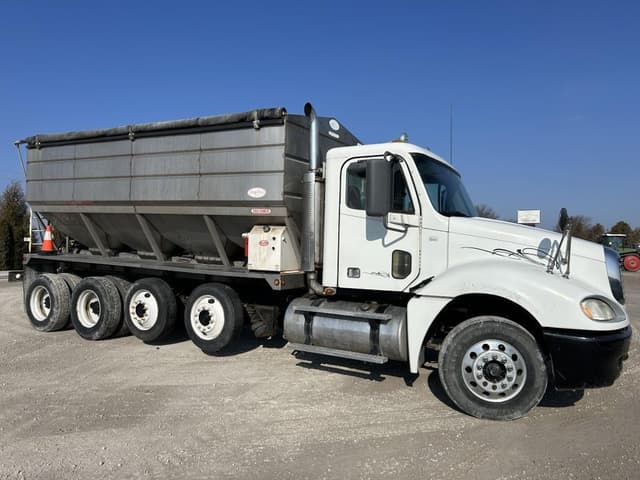 Image of Freightliner Columbia 120 equipment image 1