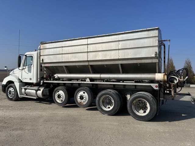 Image of Freightliner Columbia 120 equipment image 4