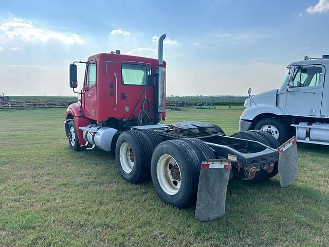 Image of Freightliner Columbia 120 equipment image 1