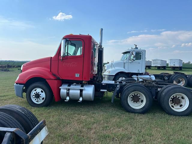 Image of Freightliner Columbia 120 equipment image 3