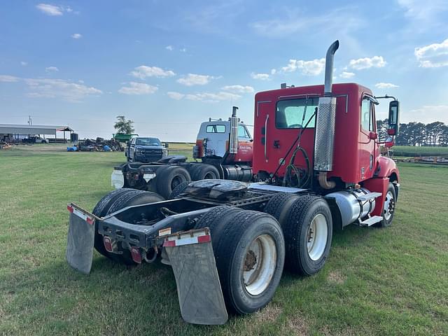 Image of Freightliner Columbia 120 equipment image 4