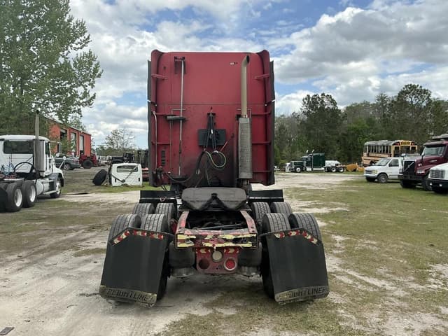 Image of Freightliner Columbia 120 equipment image 3