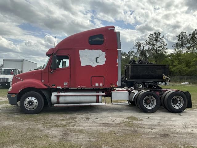 Image of Freightliner Columbia 120 equipment image 1
