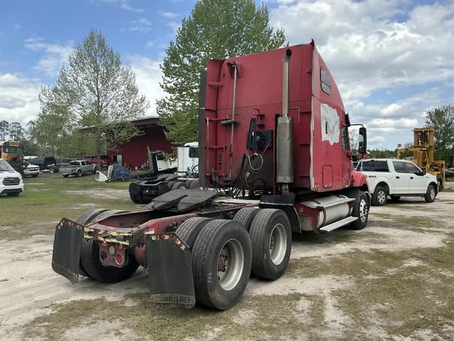 Image of Freightliner Columbia 120 equipment image 4