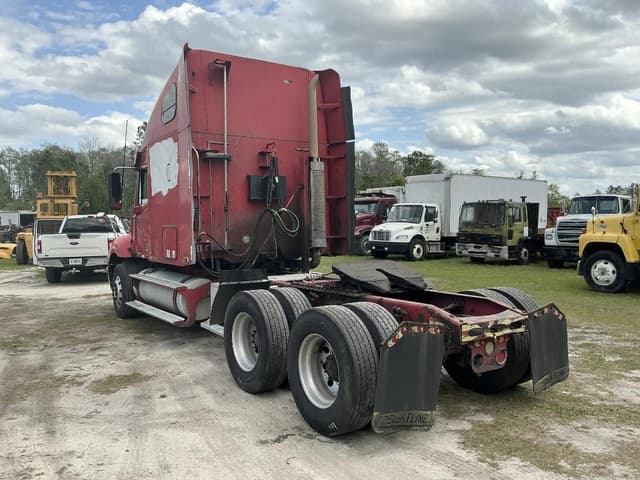 Image of Freightliner Columbia 120 equipment image 2