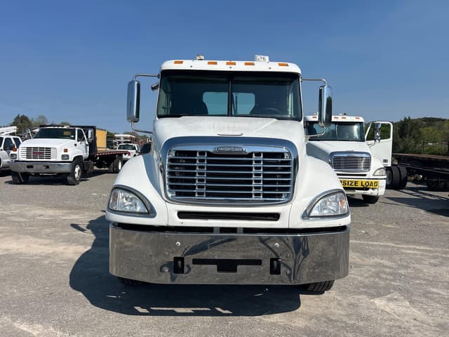Image of Freightliner Columbia 120 equipment image 3