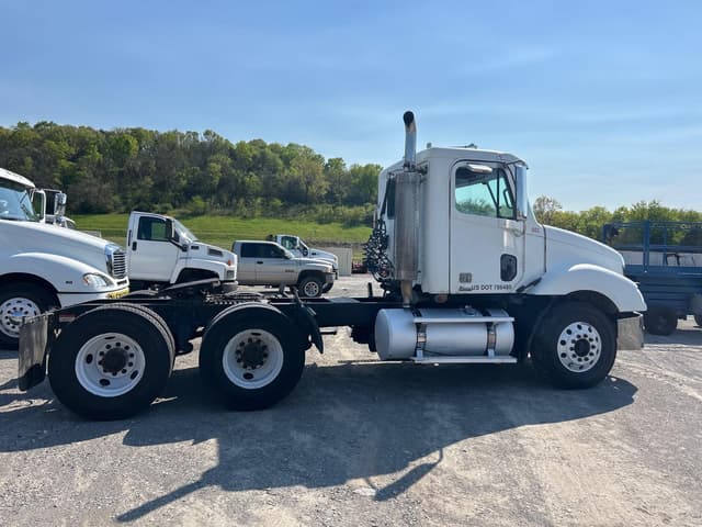 Image of Freightliner Columbia 120 equipment image 4