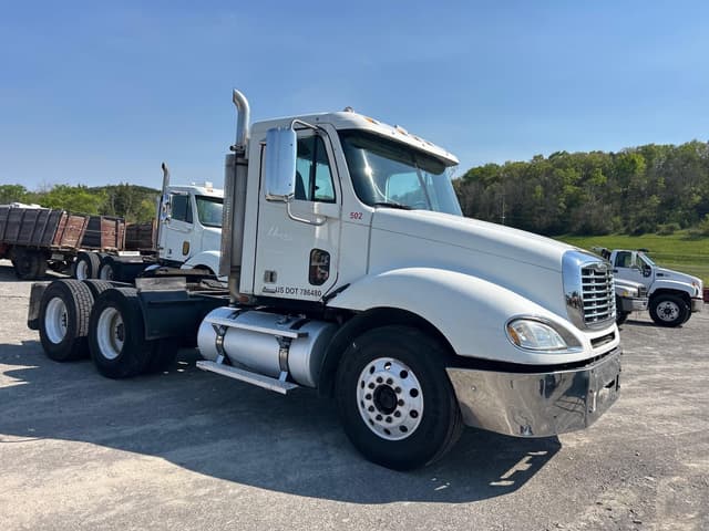 Image of Freightliner Columbia 120 equipment image 1