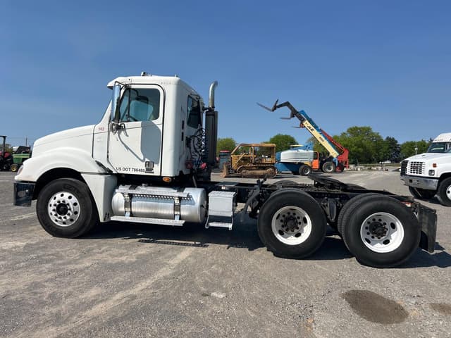 Image of Freightliner Columbia 120 equipment image 2
