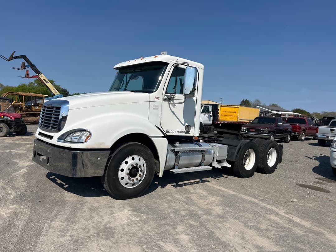 Image of Freightliner Columbia 120 Primary image