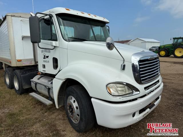 Image of Freightliner Columbia 120 equipment image 4