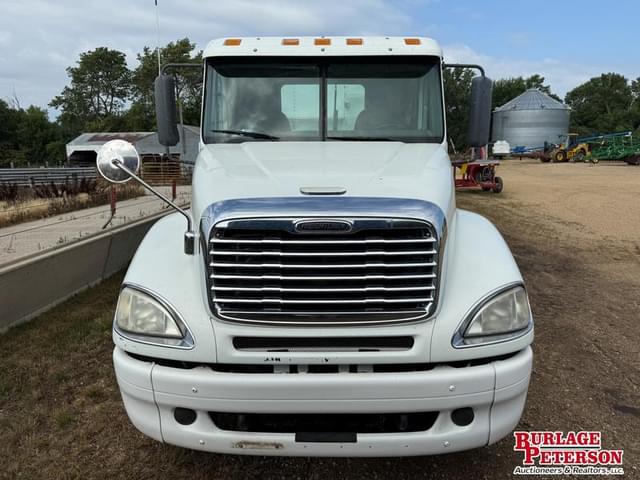 Image of Freightliner Columbia 120 equipment image 3