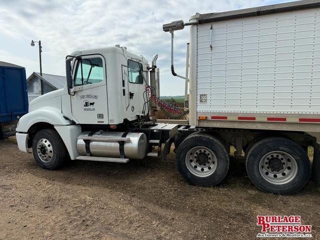 Image of Freightliner Columbia 120 equipment image 1