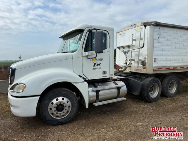 Image of Freightliner Columbia 120 equipment image 2