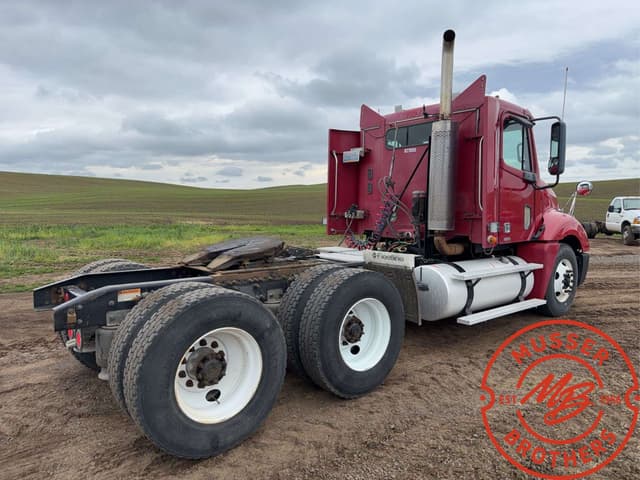 Image of Freightliner Columbia 120 equipment image 2