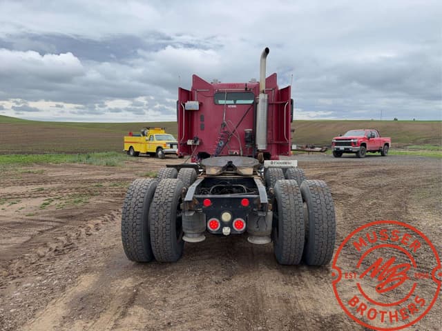 Image of Freightliner Columbia 120 equipment image 3