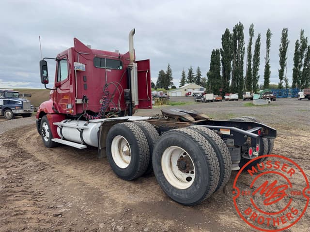 Image of Freightliner Columbia 120 equipment image 4