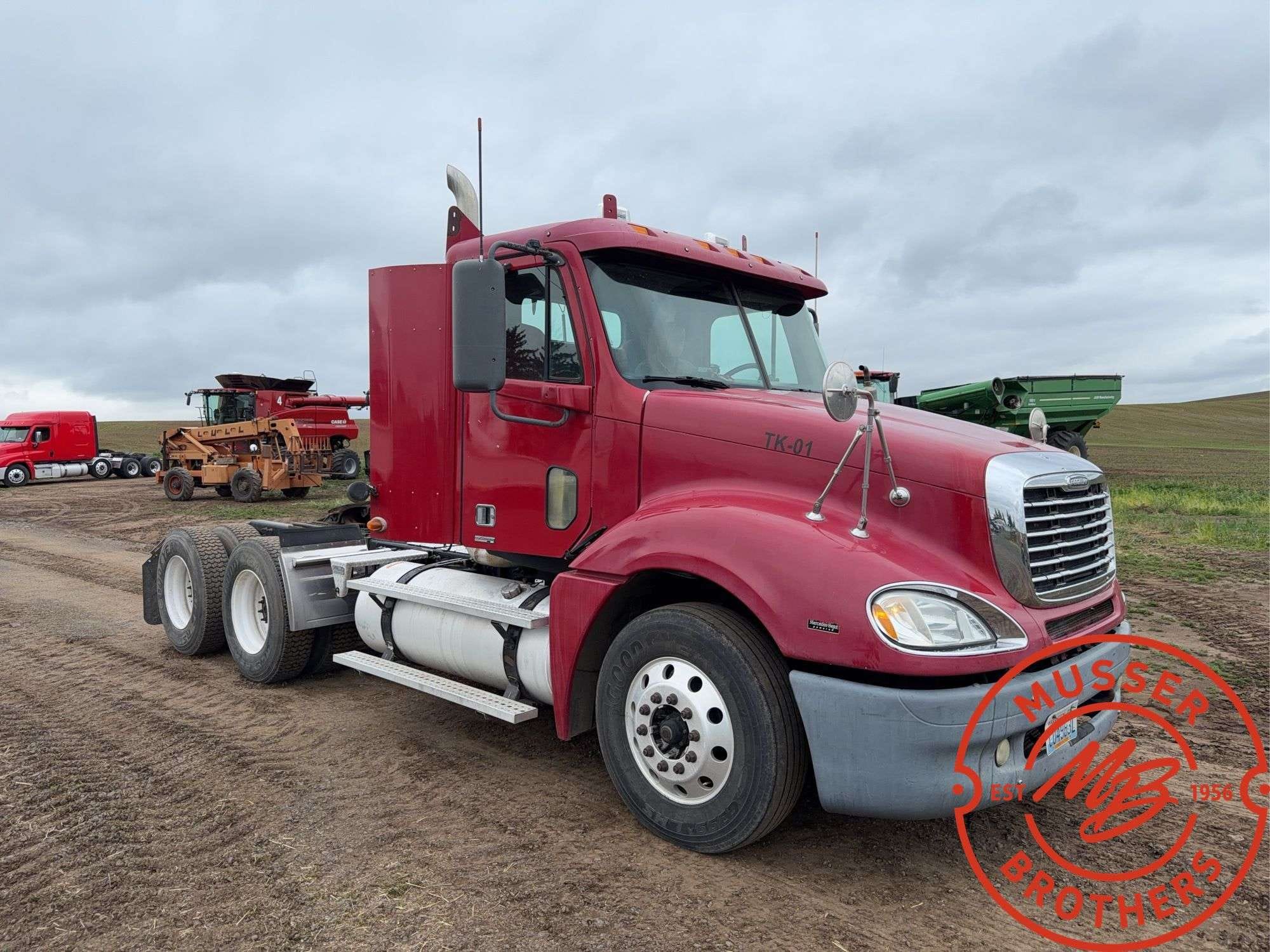 2007 Freightliner Columbia 120 Equipment Image0