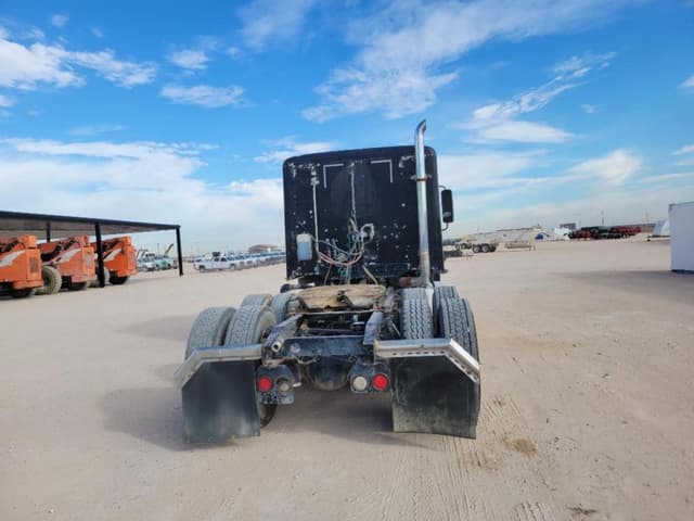 Image of Freightliner Columbia 120 equipment image 3