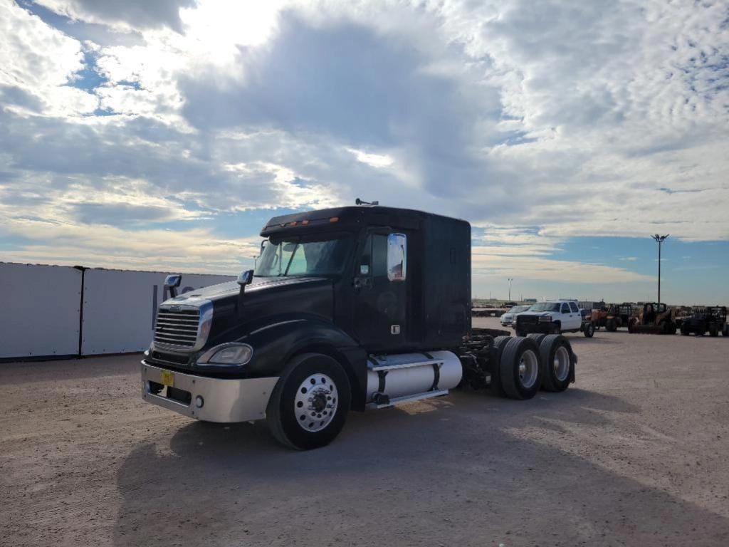 2007 Freightliner Columbia 120 Equipment Image0