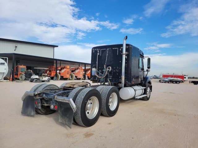 Image of Freightliner Columbia 120 equipment image 4