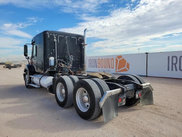 Image of Freightliner Columbia 120 equipment image 2