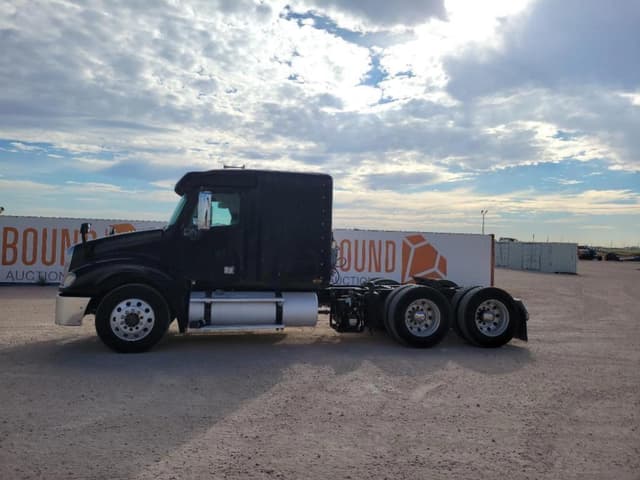 Image of Freightliner Columbia 120 equipment image 1