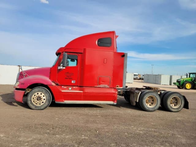 Image of Freightliner Columbia 120 equipment image 1