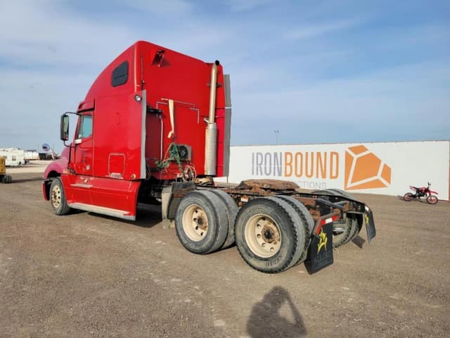 Image of Freightliner Columbia 120 equipment image 2