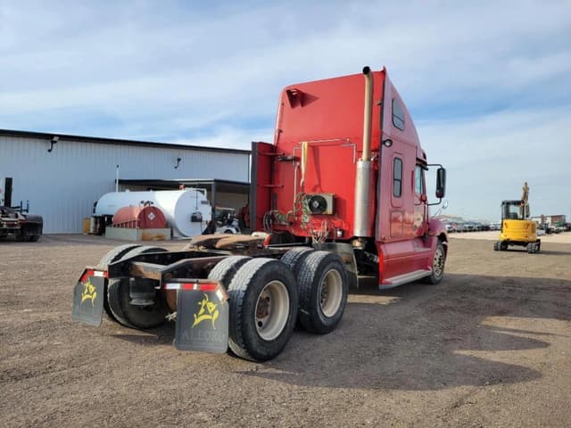 Image of Freightliner Columbia 120 equipment image 4
