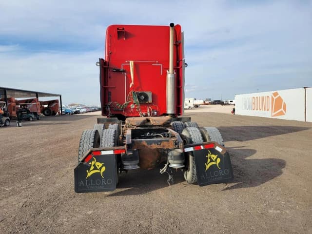 Image of Freightliner Columbia 120 equipment image 3