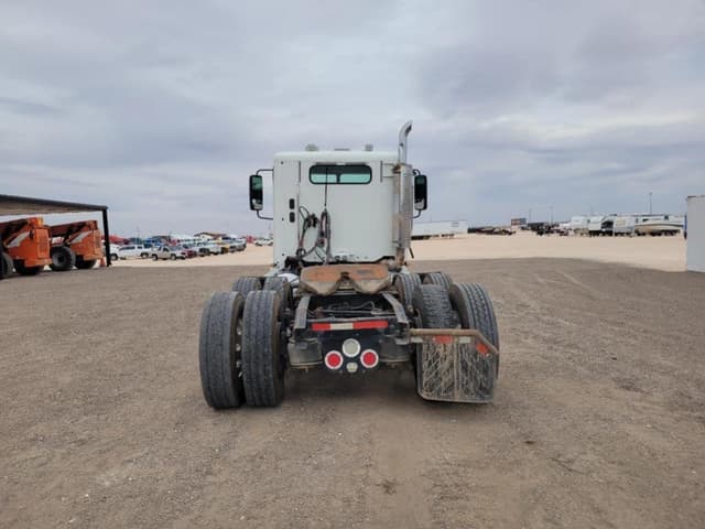 Image of Freightliner Columbia 120 equipment image 3