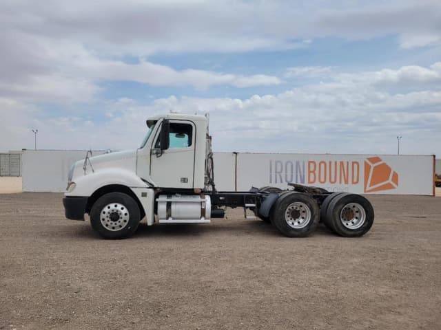 Image of Freightliner Columbia 120 equipment image 1