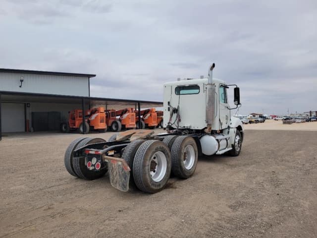 Image of Freightliner Columbia 120 equipment image 4